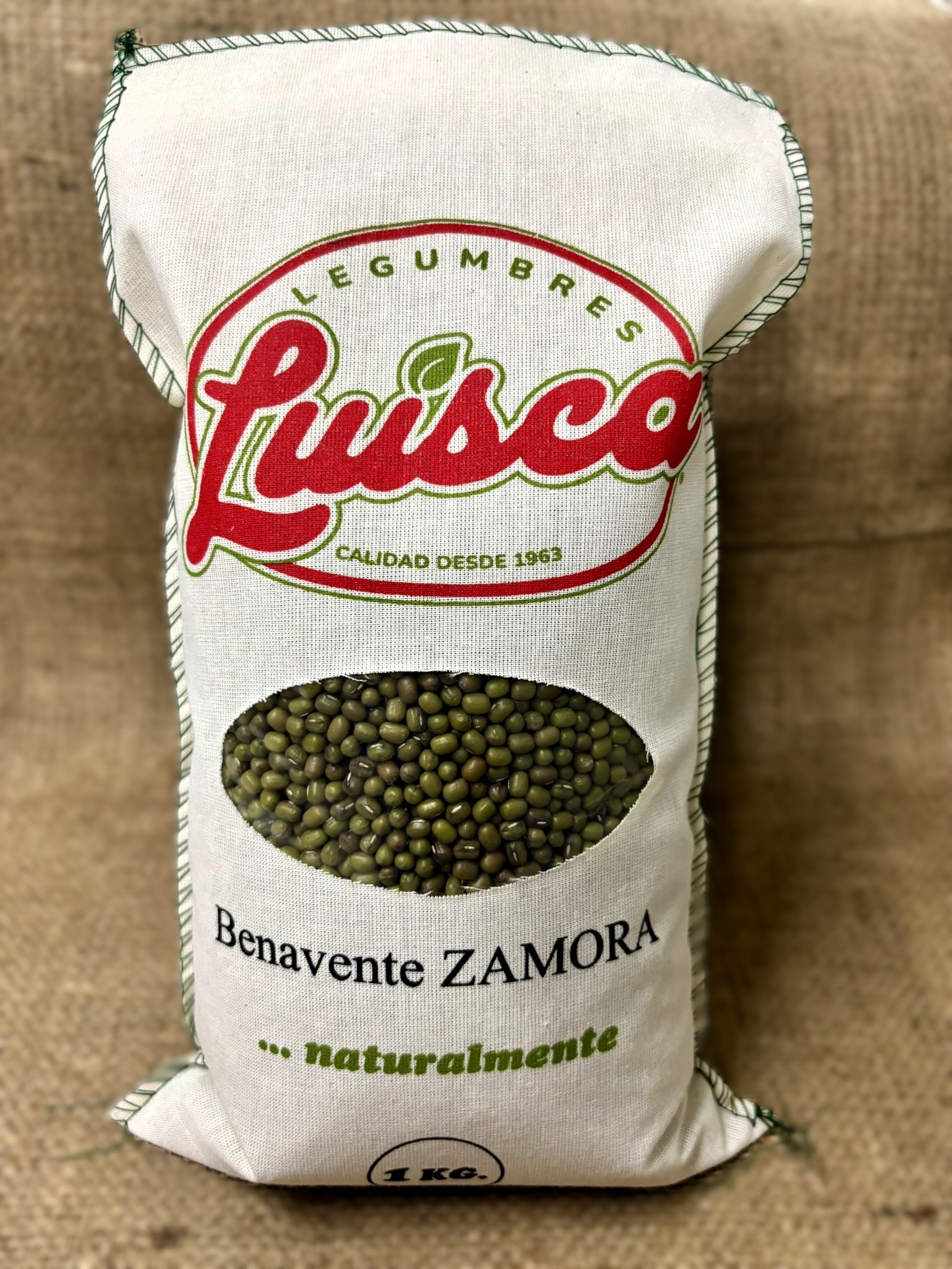 Soja verde en paquete de 1 kg, ideal para cocinar y enriquecer recetas saludables.